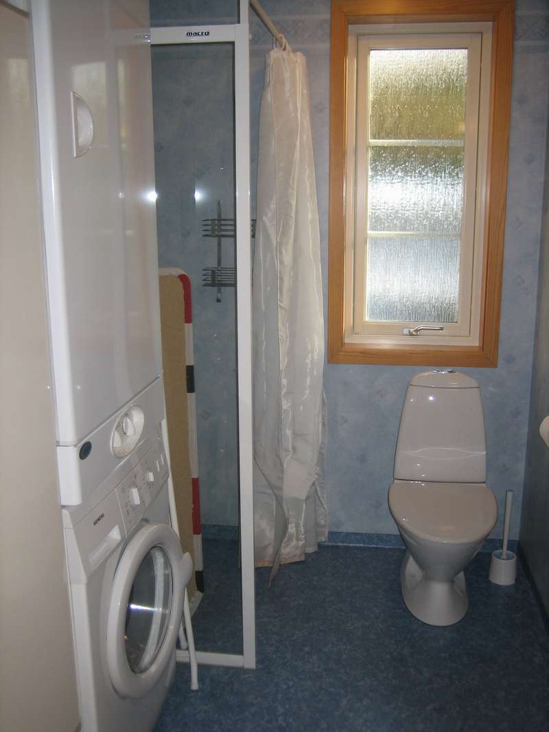 Toalett med dusch och tvätt/torkmöjligheter